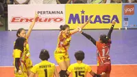 Tim putri Jakarta Elektrik PLN merayakan kemenangan atas tuan rumah Jakarta BNI Taplus pada putaran kedua Proliga 2018 di GOR Purna Krida, Badung, Bali, Sabtu (3/3/2018) malam. (Humas PBVSI)