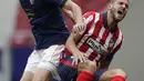Gelandang Atletico Madrid, Koke menunjukkan rasa sakit saat berebut bola dengan penyerang Osasuna, Ante Budimir pada laga pekan ke-37 LaLiga di Wanda Metropolitano, Minggu (16/5/2021). Sempat tertinggal,  Atletico Madrid menang dramatis 2-1 atas Osasuna. (AP Photo/Manu Fernandez)