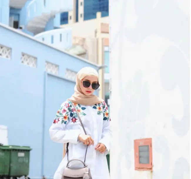 Mix and match busana putih untuk cewek hijab. (joyagh/instagram)