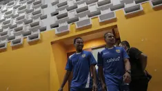 Pemain Persib Tantan dan M. Ridwan bersiap latihan jelang laga final Piala Presiden 2015 menghadapi Sriwijaya FC di Stadion Utama Gelora Bung Karno, Jakarta, Sabtu (17/10/2015). (Bola.com/Vitalis Yogi Trisna)