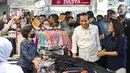 Jokowi dan rombongan kemudian bergerak menuju blok pakaian di Pasar Tanah Abang. (Liputan6.com/Faizal Fanani)