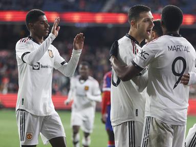 Manchester united memetik kemenangan ketiganya di laga pramusim 2022/2023 usai menaklukkan Crystal Palace 3-1 dalam laga yang digelar di Melbourne Cricket Gorund, Australia, Selasa (19/7/2022) sore WIB. Anthony Martial kembali tampil tajam dengan menyumbang 1 gol. Dua gol lain dicetak Marcus Rashford dan Jadon Sancho. (AP/Asanka Brendon Ratnayake)