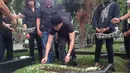 Sebelum memerankan tokoh legendaris musik Tanah Air Chrisye, Vino G. Bastian terlebih dulu menyekar ke makam Chrisye di Tempat Pemakaman Umum (TPU) Jeruk Purut, Jakarta Selatan, Rabu (1/2/2017) siang. (Adrian Putra/Bintang.com)