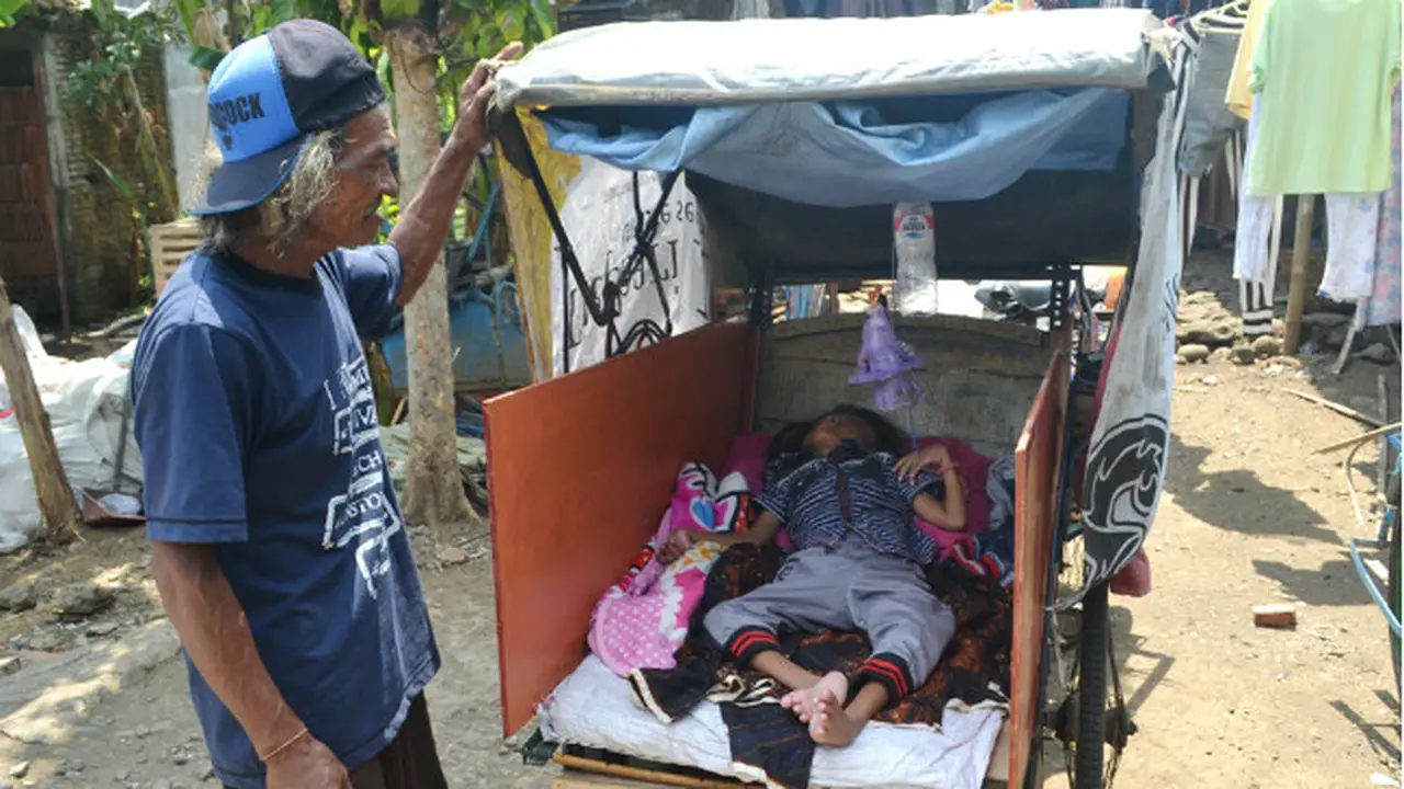 Pemulung Purwokerto Ini Ajak Anaknya yang Lumpuh Memungut Sampah
