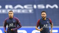 Penyerang PSG, Neymar (kanan) dan Kylian Mbappe melakukan pemanasan selama sesi latihan di stadion Luz di Lisbon, Selasa (11/8/2020). PSG akan bertanding melawan Atalanta pada perempat final Liga Champions di stadion Da Luz, Lisbon, Portugal. (David Ramos / Pool via AP)