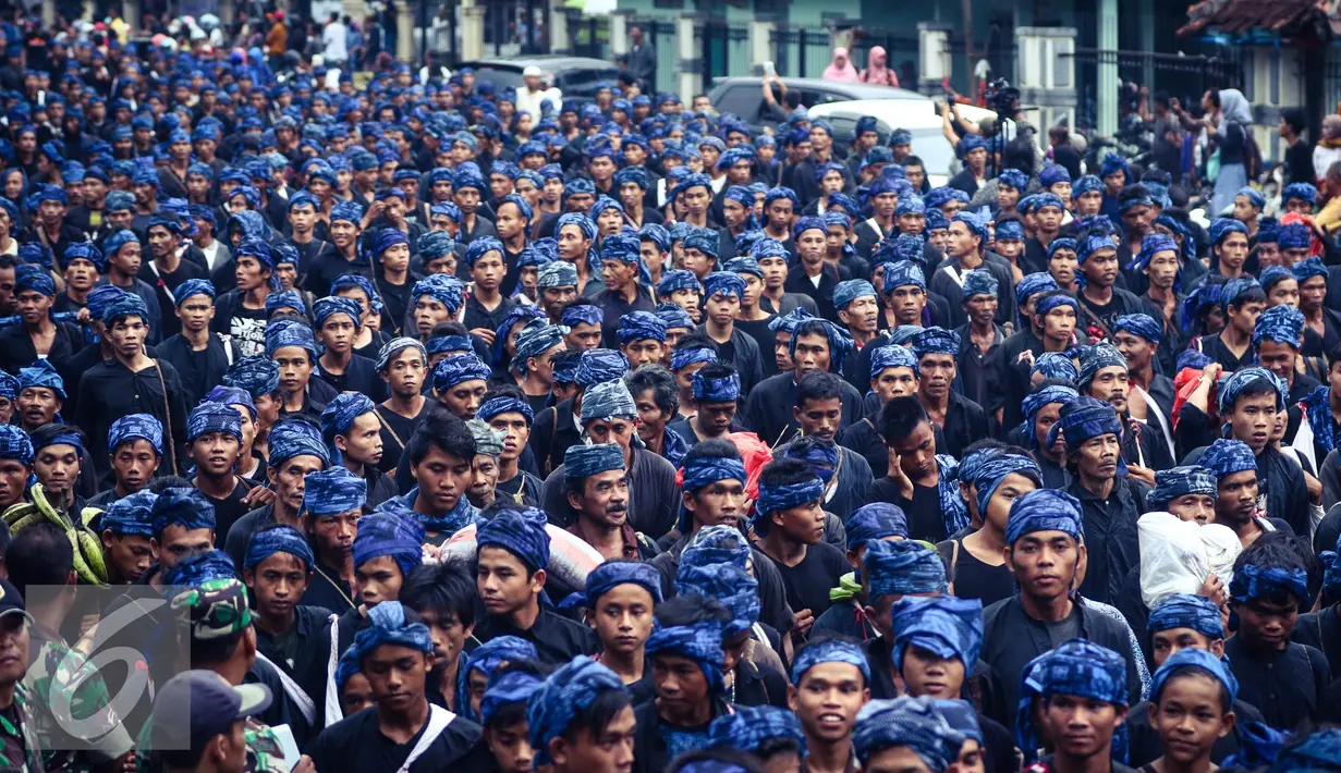 Sebanyak 1800 masyarakat Baduy Luar dan Baduy Dalam tiba di jalan raya Kabupaten Lebak, Banten (13/05). Mereka berjalan kaki membawa hasil bumi menuju pendopo Kabupaten Lebak. (Liputan6.com/Fery Pradolo)