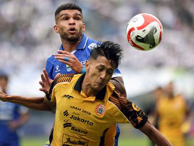 Pemain Persija Jakarta, Dony Tri Pamungkas (kanan) berebut bola dengan pemain Persib Bandung, Berguinho dalam laga lanjutan BRI Super League 2025/2026 di Stadion Gelora Bandung Lautan Api, Bandung, Minggu (11/01/2026). (Bola.com/Abdul Aziz)
