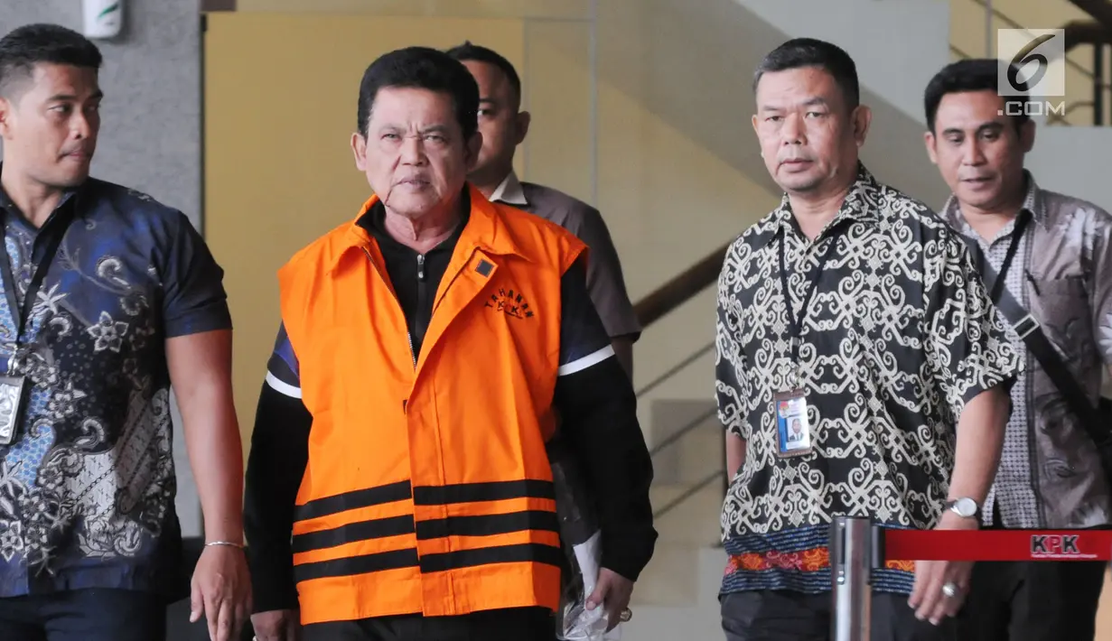 Wali Kota Pasuruan Setiyono usai menjalani pemeriksaan penyidik KPK di Gedung KPK, Jakarta, Jumat (5/10). Setiyono memakai rompi tahanan usai menjalani pemeriksaan 1x24 jam pascaterjaring Operasi Tangkap Tangan (OTT). (Merdeka.com/Dwi Narwoko)