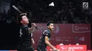 Ganda campuran Indonesia, Tontowi Ahmad/Liliyana Natsir saat melawan Zhang Nan/ LIU Xuanxuan (China) di perempat final Indonesia Masters 2018 di Istora Senayan, Jumat (26/1). Tontowi/Liliyana unggul 21-18 21-19. (Liputan6.com/Helmi Fithriansyah)