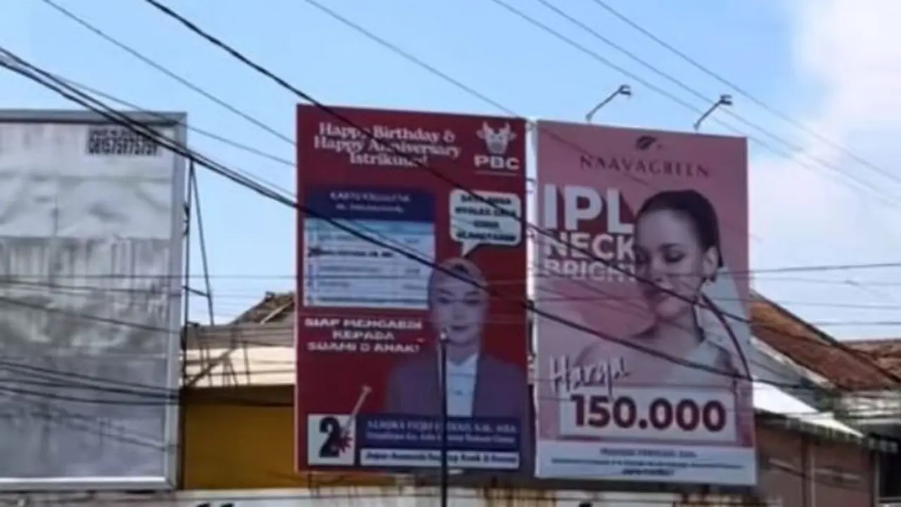 Cara Unik Pria Beri Ucapan Ulang Tahun Pernikahan untuk Istrinya, Lewat Billboard Mirip Kampanye Caleg.  foto: TikTok @awhehee