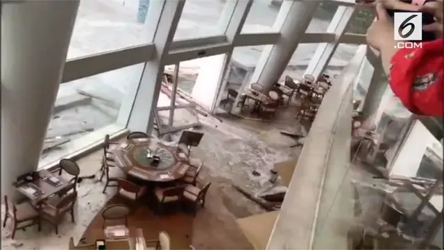 Topan Mangkhut melanda wilayah China. Akibatnya ombak besar menghantam dinding kaca Hotel Sheraton Dameisha Resort, Shenzen.