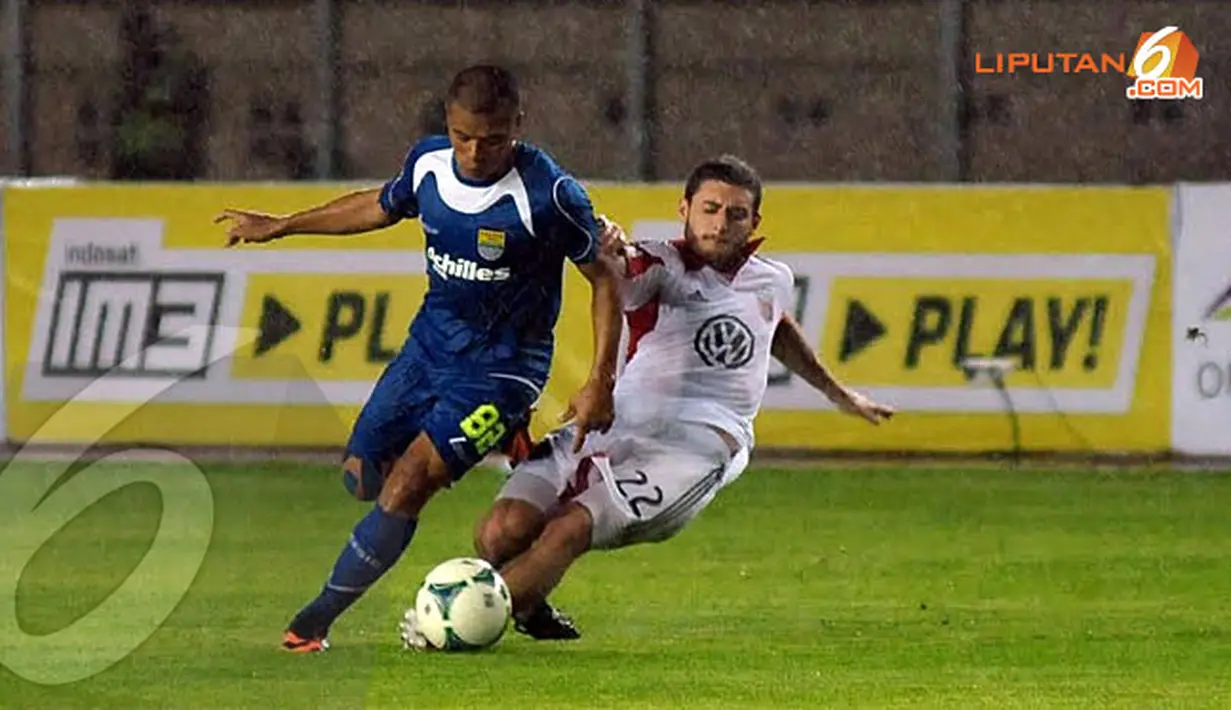 Berbagai upaya dilakukan untuk merebut bola yang digiring pemain Persib. Tantan terlihat berebut bola dengan pemain DC United, Chris Korb (Liputan6.com/Helmi Fithriansyah).