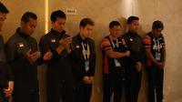 Tim bulutangkis Indonesia berdoa bersama menjelang laga kontra Denmark pada Grup B Piala Sudirman 2019, Rabu (22/5/2019). (PBSI)