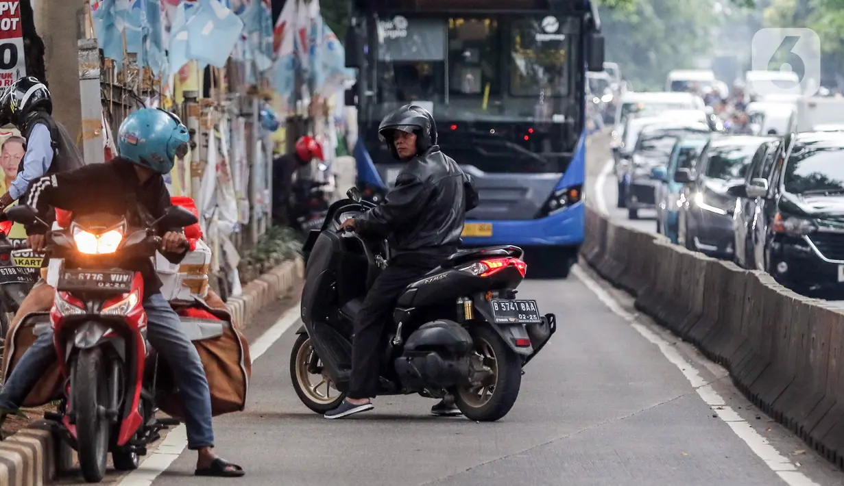 Sejumlah pengendara sepeda motor masuk jalur Transjakarta untuk menghindari tilang polisi di Alteri Pondok Indah, Jakarta, Rabu (10/1/2024). (Liputan6.com/Angga Yuniar)