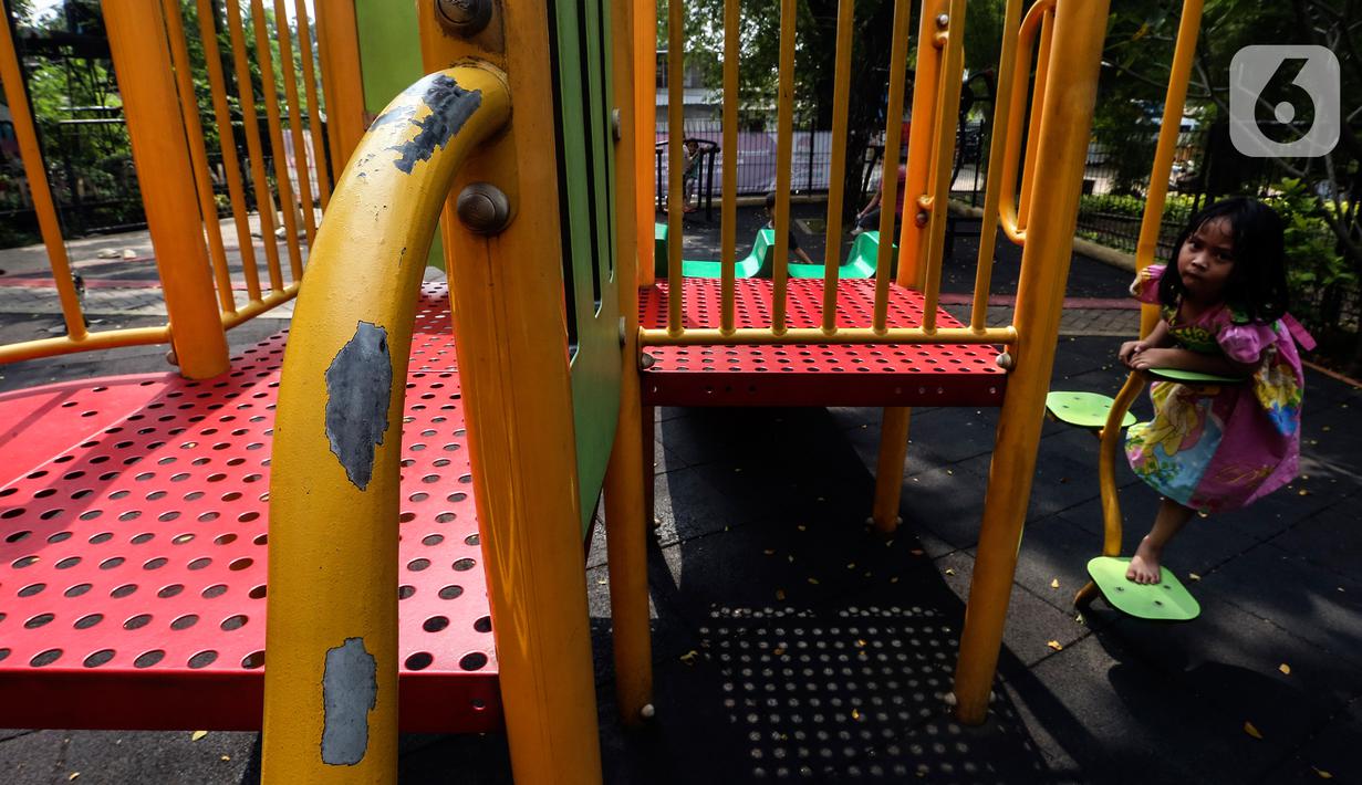 Seorang anak bermain di Ruang Publik Terpadu Ramah Anak (RPTRA) Berseri, Petukangan Utara, Pesanggrahan, Jakarta, Kamis (13/7/2023). Kendati banyak cat pada wahan permainan yang mulai pudar dan kotor, tapi tidak menyurutkan minat anak-anak untuk bermain di RPTRA Berseri. (Liputan6.com/Johan Tallo)