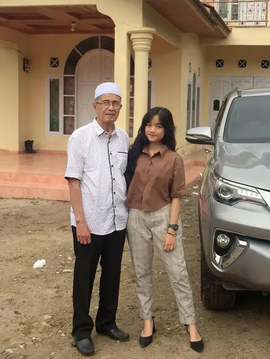 Fuji mengenang pertemuan terakhir dengan penuh syukur, meski sang kakek sudah tak lagi mengenalinya. Ia menyebut Pak Gaek sebagai sosok penting dalam hidupnya dan ibunya, Dewi Zuhriati, dan pertemuan itu menjadi momen berharga baginya. (Liputan6.com/IG/@fuji_an)