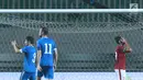 Gelandang Indonesia U-23, Septian David Maulana (kanan) menutup wajah usai gagal memanfaatkan tendangan penalti saat melawan Uzbekistan pada laga PSSI Anniversary 2018 di Stadion Pakansari, Kab Bogor, Kamis (3/5). (Liputan6.com/Helmi Fithriansyah)