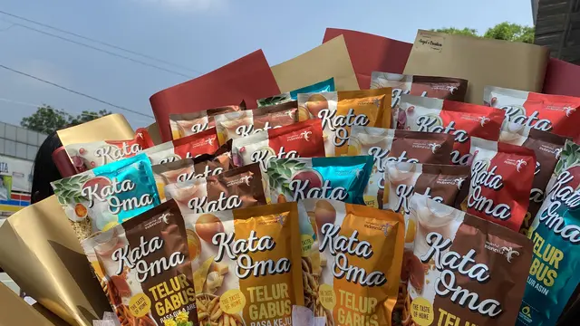 Amritsa Raje mengaku mempersiapkan kejutan untuk ibundanya. Ia memesan Telur Gabus Kata Oma yang dibawa para kurir ojol wanita dengan kemasan buket yang cantik.