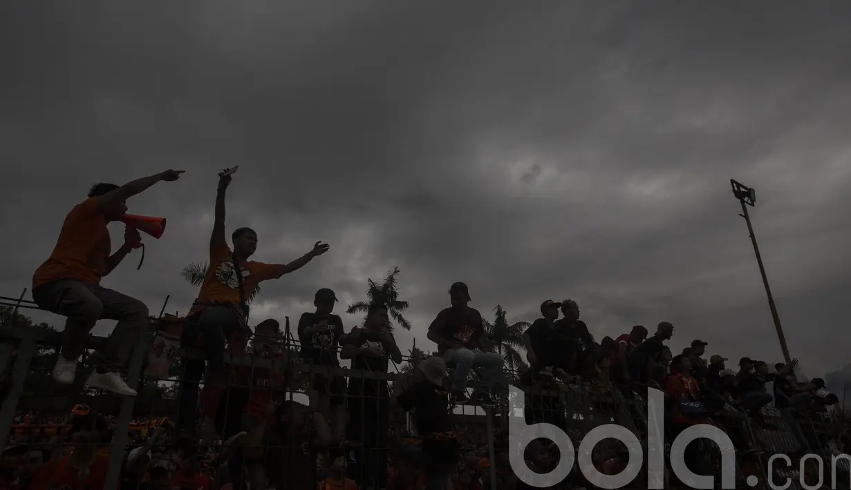 Para Vulcano Mania bergabung dengan The Jakmania menyaksikan laga uji coba antara Cilegon United melawan Persija Jakarta. Kedua kelompok suporter ini tampak akrab saling mendukung klub kesayangannya masing-masing. (Bola.com.Vitalis Yogi Trisna)