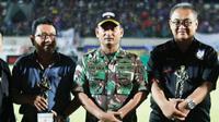 Ketua Umum Martapura FC Muhammad 1Hilman, Dandim 1006 Martapura Letkol Inf Ade Eka Putra, dan GM Arema Cronus Ruddy Widodo pada prosesi ujicoba HUT TNI ke-70 di Stadion Demang Lehman, Kabupaten Banjar, Kalsel, Sabtu (31/10/2015).  (Bola.com/Robby Firly)