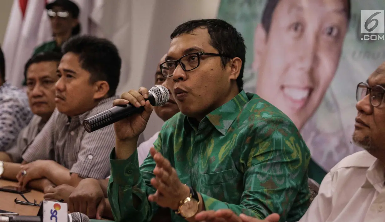 Wakil Sekjen DPP PPP Bidang Organisasi, Keanggotaan dan Kaderisasi Achmad Baidowi memberikan keterangan di Kantor DPP PPP, Jakarta, Selasa (12/12). (Liputan6.com/Faizal Fanani)