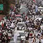 Ratusan massa berkonvoi mengawal Rizieq Shihab usai tiba di Bandara Soekarno-Hatta, Tangerang, Banten, Selasa (10/11/2020). Konvoi tersebut dilakukan untuk mengawal perjalan Rizieq Shihab menuju kediamannya di Petamburan, Jakarta. (Liputan6.com/Angga Yuniar)