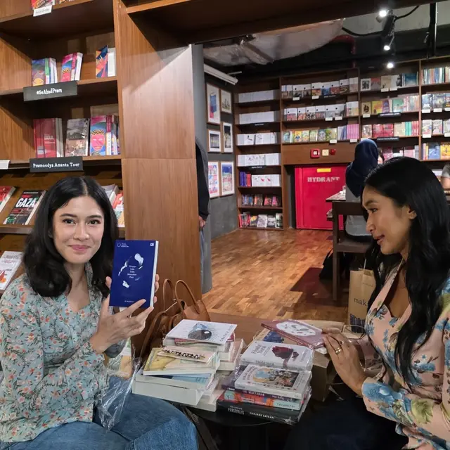 Potret Anggun Dian Sastro dan Happy Salma dalam Kebaya saat Jalani Book Date Berdua, Dapat Hadiah Puisi