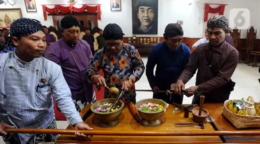 Prosesi pembersihan benda pusaka saat kegiatan jamasan tujuh pusaka di Pendopo Kabupaten Trenggalek, Jawa Timur, Rabu (30/8/2023). Penjamasan tujuh pusaka yang digelar jelang peringatan Hari Ulang Tahun (HUT) ke-829 Trenggalek ini bertujuan untuk melestarikan nilai budaya leluhur kepada generasi masa sekarang. (merdeka.com/Arie Basuki)