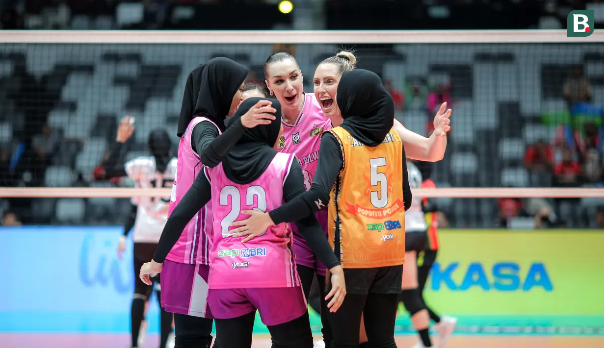 Pemain Jakarta Popsivo Polwan melakukan selebrasi setelah menaklukkan Jakarta Pertamina Enduro pada perebutan peringkat ketiga Proliga 2024 di Indonesia Arena, Jakarta Pusat, pada Sabtu (20/7/2024) sore WIB. (Bola.com/Bagaskara Lazuardi)
