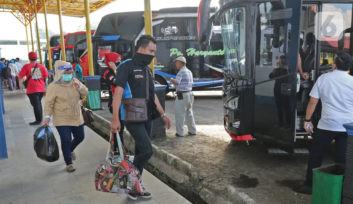 Calon penumpang bersiap menaiki bus di Terminal Jatijajar, Depok, Jawa Barat, Senin (6/7/2020). Terminal tipe A tersebut kembali mengoperasikan layanan bus Antar Kota Antar Provinsi (AKAP) dengan menerapkan protokol kesehatan. (Liputan6.com/Herman Zakharia)