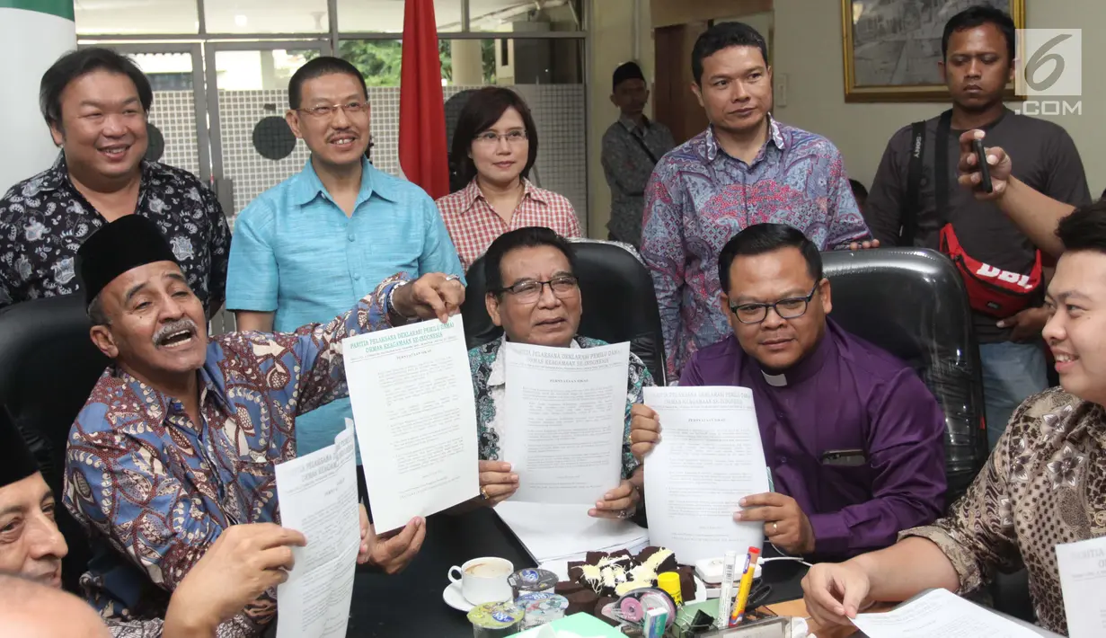 Perwakilan Ormas Keagamaan se-Indonesia menunjukkan surat pernyataan sikap terkait insiden terhadap umat islam di Selandia Baru, Jakarta, Sabtu (16/3). Mereka mengecam keras tindakan terorisme di Selandia Baru. (Liputan6.com/Helmi Fithriansyah)