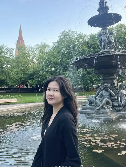 Blazer menjadi outfit yang selalu bisa diandalkan di segala kesempatan. Hal ini juga terlihat kala Felicia Tissue mengenakan blazer di sejumlah negara yang ia kunjungi.  [Foto: Instagram/ Felicia Tissue]