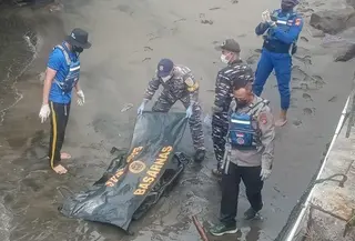 Jasad diduga korban kecelakaan kapal dievakuasi dari selat Bali