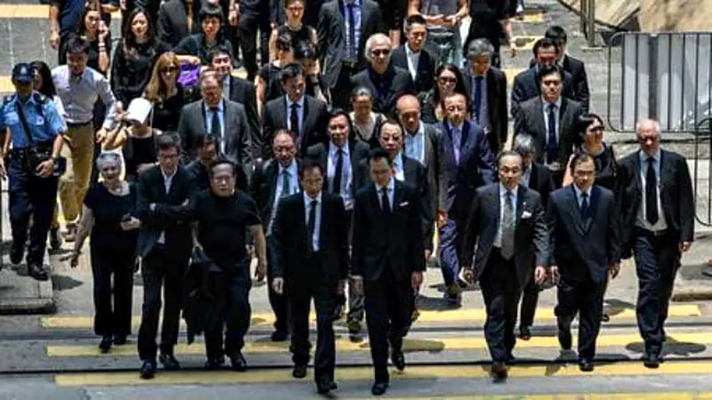 Pengacara Hong Kong bergabung dalam gerakan massa pro demokrasi, menolak RUU Ekstradisi kontroversial dan menekan agar pemerintah lokal menjaga independensi peradilan (AFP PHOTO / Philip Fong)