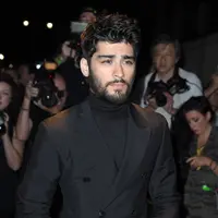 Sesekali keduanya  terlihat saling menatap, terlihat jika keduanya saling mencintai. Tersiar kabar, Gigi mencintai Zayn bukan karena ketampanannya, melainkan kecerdasan  dan kesamaan yang membuat mereka merasa saling melengkapi. (AFP/Bintang.com)