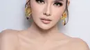 Cantiknya Mahalini Raharja dengan makeup flawless bernuansa nude dan area mata yang dipertajam. [Foto: Instagram/dhirmanputra]