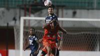 Bek Persib Bandung, Nick Kuipers (atas) berduel udara dengan striker Persiraja Banda Aceh, Gabriel do Carmo, dalam laga matchday ke-3 Grup D Piala Menpora 2021 di Stadion Maguwoharjo, Sleman, Jumat (2/4/2021). Persib menang 2-1 atas Persiraja. (Bola.com/M
