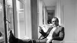 Foto file 11 April 1971, aktor Sean Connery bersantai di River Room of the Savoy Hotel di London, setelah kembali dari "The Grave" mengambil peran Bond dalam versi film United Artists dari cerita James Bond "Diamonds Are Forever".  Berpulangnya Connery dikonfirmasi keluarganya. (AP Photo/Bob Dear)