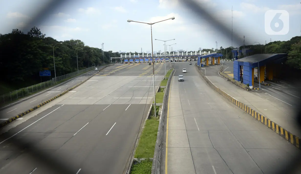 Kendaraan melintasi Jalan Tol BSD-Jakarta yang terlihat lengang di Pintu Tol Pondok Aren, Bintaro, Tangerang Selatan, Rabu (22/4/2020). Sejak pemberlakuan PSBB untuk memutus penularan COVID-19 di wilayah Jakarta dan sekitarnya, aktivitas kendaraan menurun hingga 35 persen. (merdeka.com/Dwi Narwoko)