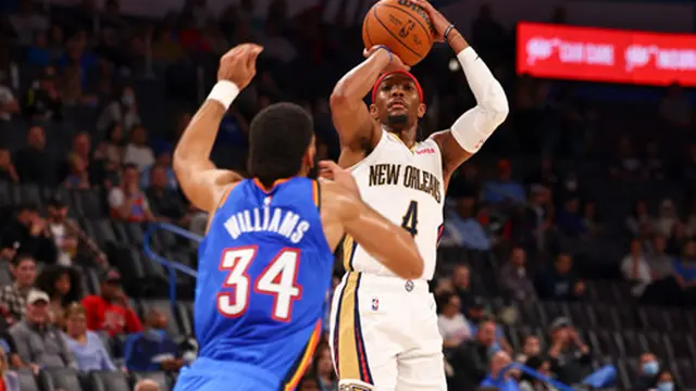 Devonte Graham beraksi saat membela Pelicans di Play-Off NBA