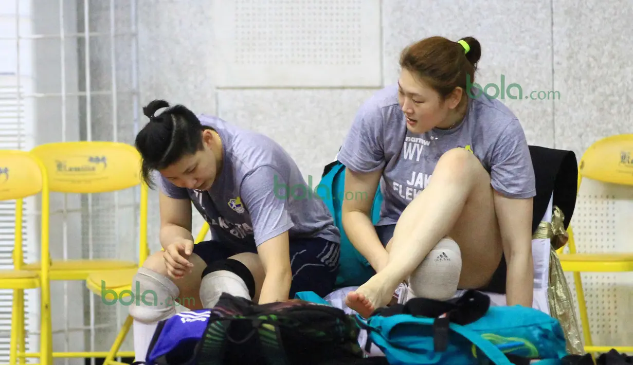 Duet Pemain Timnas China, yaitu Wang Yimei (kanan) dan Zhang Lei (kiri) saat membela Jakarta Elektrik PLN pada Proliga 2016. (Bola.com/Nicklas Hanoatubun)