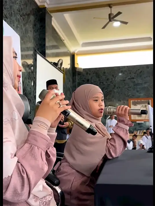 Berbeda dengan anak seusianya, saat libur sekolah Maryam juga mengikuti bundanya safari dakwah. [Instagram/okisetianadewi]