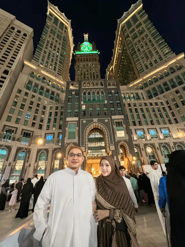 7 Potret Pasha Ungu Jalani Umrah Bareng Istri dan Keempat Anaknya