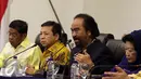 Surya Paloh memberikan keterangan pers usai melakukan pertemuan di Jakarta, Selasa (17/1). Nasdem dan Golkar mendesak pemerintah untuk bersikap tegas terhadap siapapun yang akan mengganggu ideologi Pancasila. (Liputan6.com/JohanTallo)