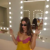 Intip pesona Hailey Bieber berbalut gaun vintage di Coachella 2026 (@rhode)