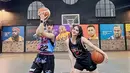 Pemilik nama lengkap Davina Tesalonika Karamoy akan segera menghibur para penggemar dengan serial terbarunya berjudul Ratu Dansa yang dibintanginya bersama Marsha Aruan. Serial yang dijadwalkan tayang pada bulan Desember ini pun sudah banyak menyedot perhatian netizen. (Liputan6.com/IG/@davinaakaramoy)