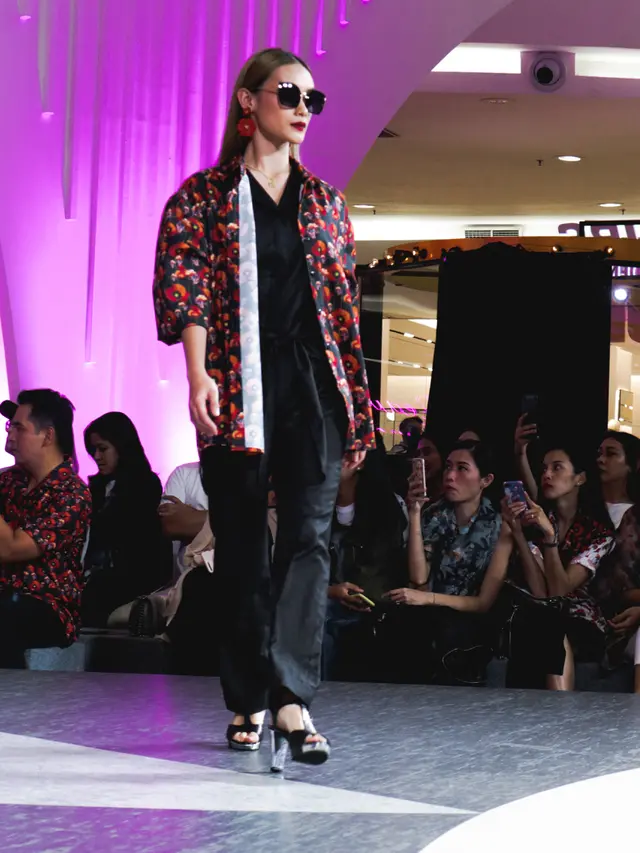 Beragam Jenis Bunga Jadi Gambaran Kehidupan oleh K.A.L.A Studio di Jakarta Fashion Week 2020