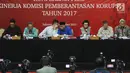 Ketua KPK Agus Rahardjo (tengah) berbincang dengan Wakil Ketua La Ode M Syarief saat paparan kinerja Komisi Pemberantasan Korupsi tahun 2017 di Jakarta, Rabu (27/12). KPK menyampaikan paparan hasil kinerja tahun 2017. (Liputan6.com/Helmi Fithriansyah)