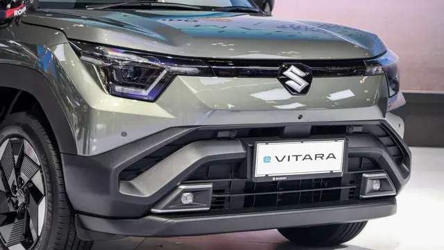 Suzuki resmi memulai produksi massal mobil listrik pertamanya, eVitara, di pabrik Hansalpur, Gujarat, India (Paultan.org