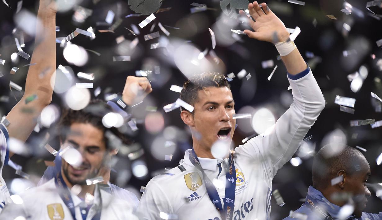 Bintang Real Madrid, Cristiano Ronaldo, bernyanyi merayakan gelar juara Liga Champions di Stadion Millenium, Cardiff, Sabtu (3/6/2017). Madrid menang 4-1 atas Juventus. (AFP/Filippo Monteforte)